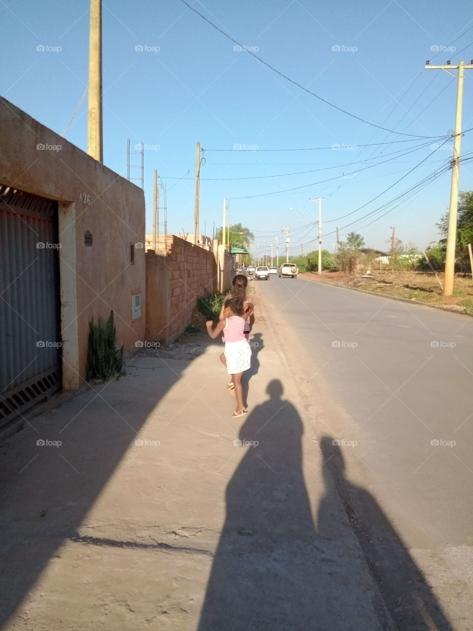 Crianças andando na calçada!