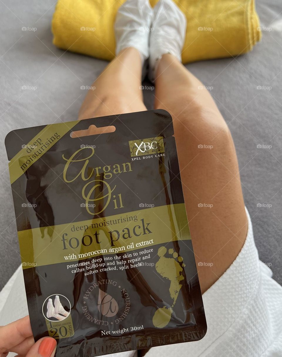 Deep moisturising Argan Oil foot pack with Moroccan argan oil extract. Penetrates deep into the skin to reduce callus buildup and help repair and soften cracked, split heels. Love this beauty product for foot home treatment .