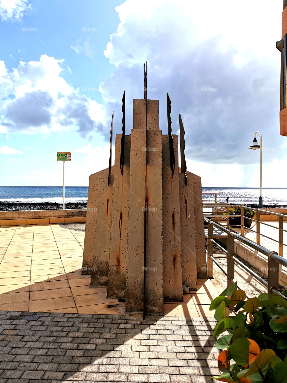 Escultura situada cerca del mar.