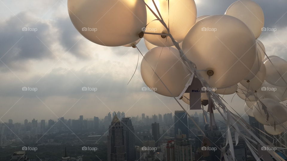 balloon in city