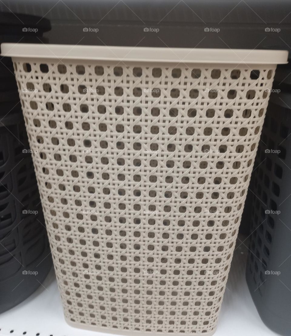 Cesto vazado. Serve para organizar roupas limpas, para serem  passadas;  roupas sujas para serem lavadas; armazenar brinquedos  ou , outros objetos. Na hora  de escolher o melhor cesto  é preciso  levar em consideração, o local onde ele será colocado