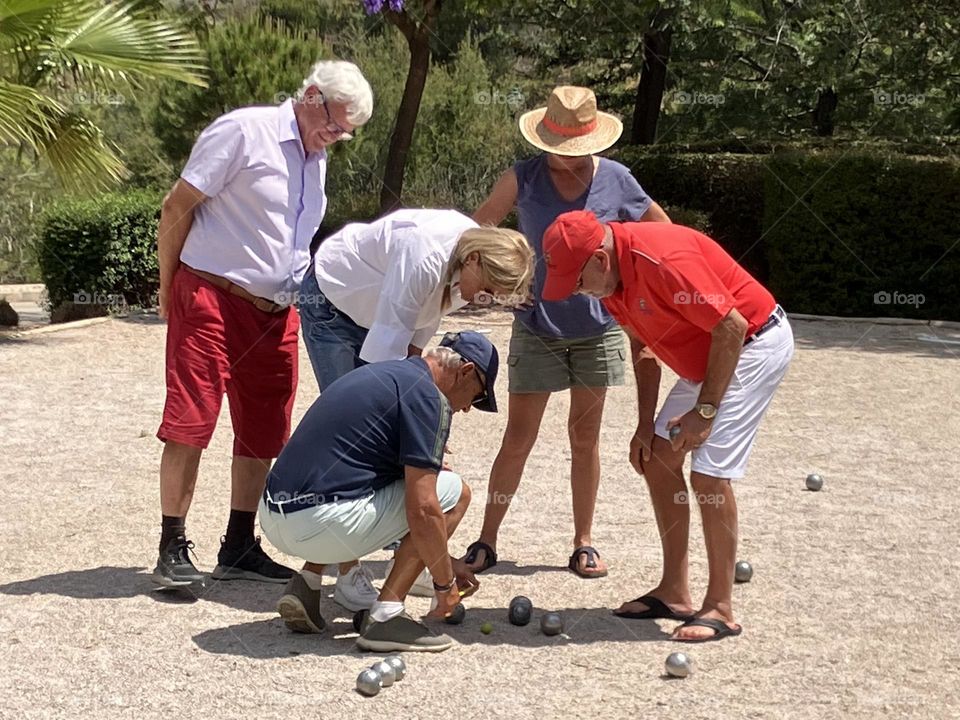 Playing pétanque with friends 
