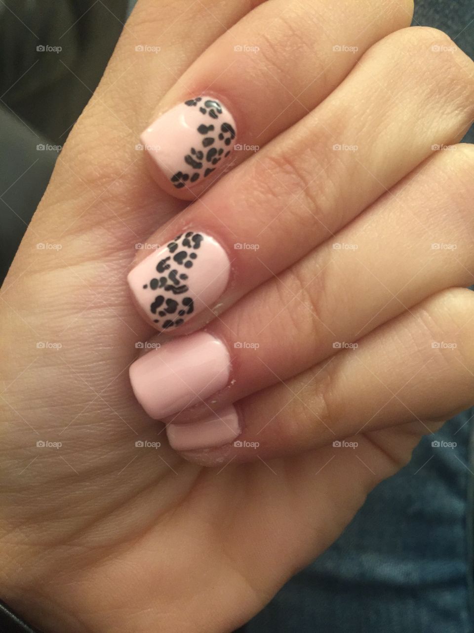 Girly manicure with a leopard pattern 