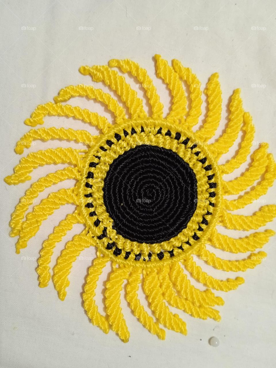I wove a sunflower with macrame to delight you with bright colors in winter