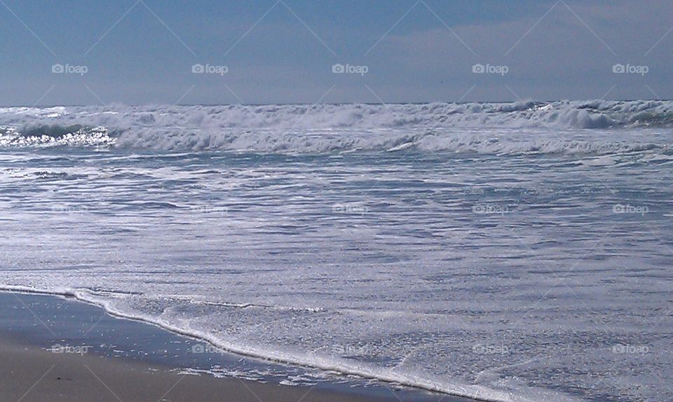 Beautiful ocean waves rushing to shore