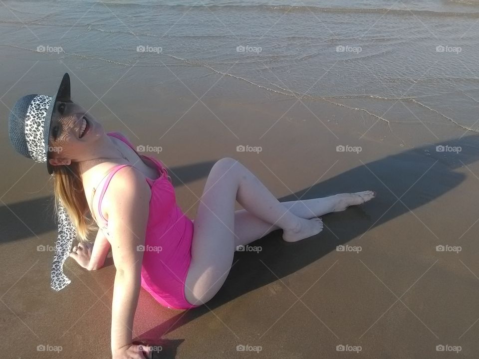 rubia en la playa