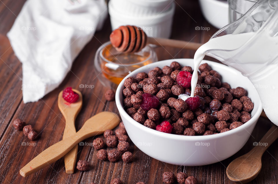 Corn balls with honey, berries and milk