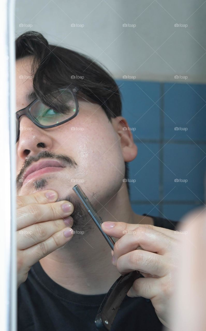 Hombre afeitandose