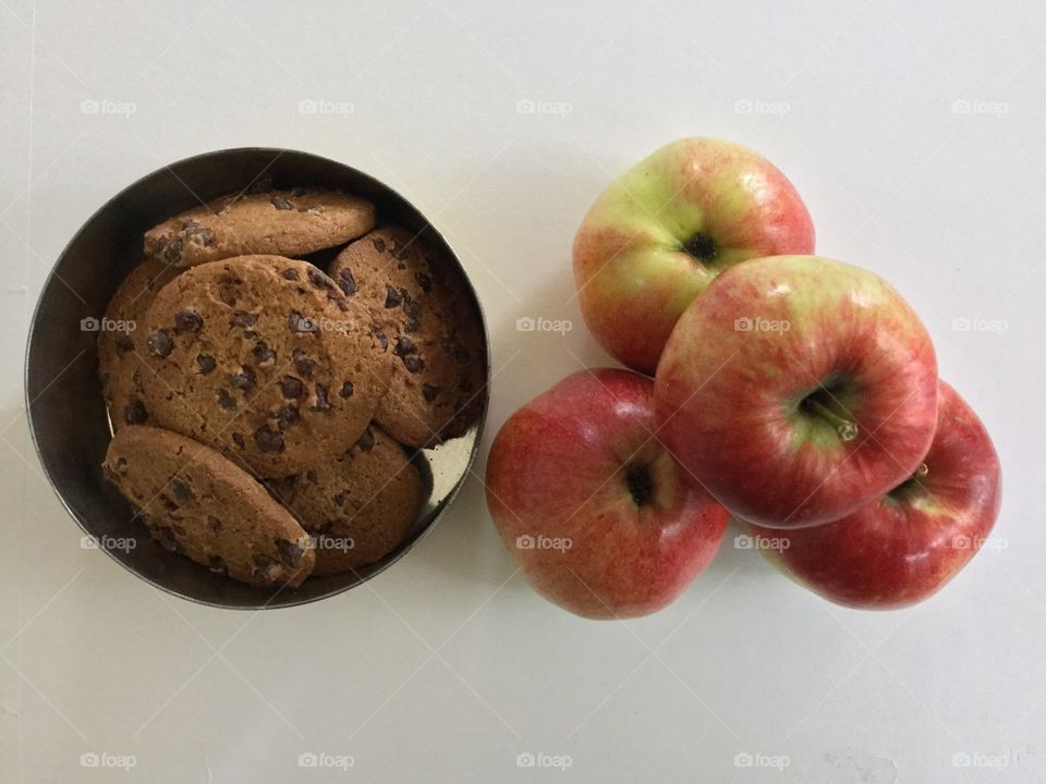Apple or a cookie?