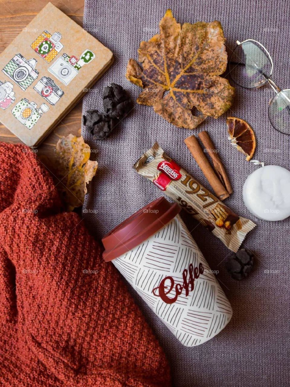 I see the warm and beautiful colors of autumn, from brown to red and crimson in my  take away coffee cup,  in my knitted blouse and in the cinnamon stick. I find colorful autumn in every medium. I wanted to put them together..