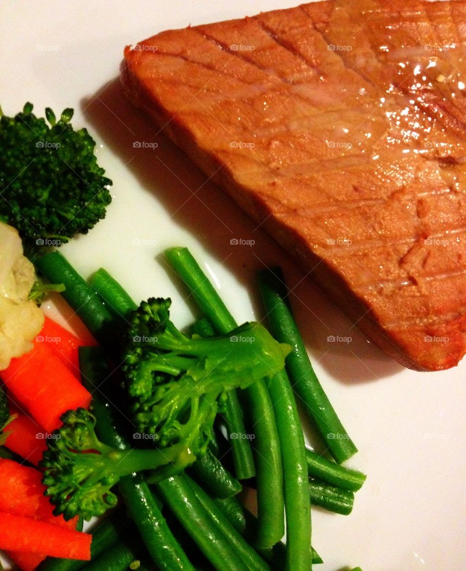 Tuna filet with vegetables 