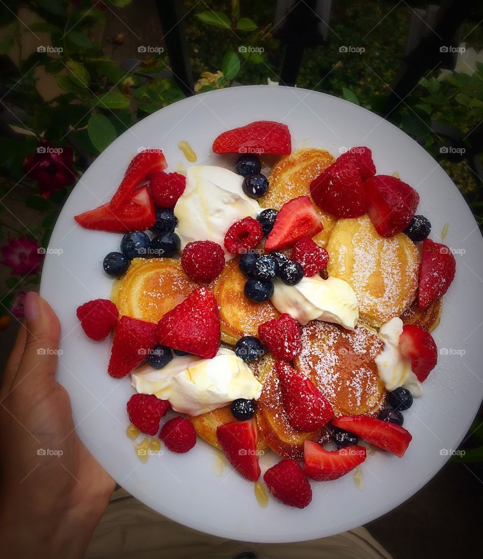 Mixed fruit slices in white plate