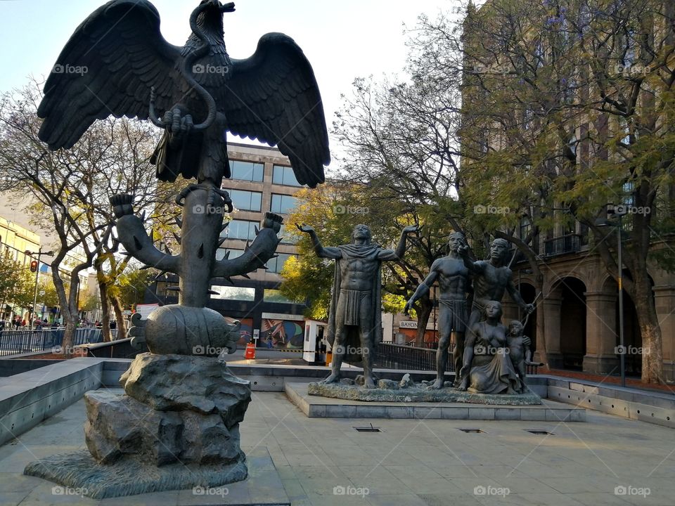 Monumento a la fundación de Tenochtitlan.

En la esquina que conforman las calles de Pino Suárez y Circuito Plaza de la Constitución en el centro de la Ciudad de México, se ubica la obra del escultor Carlos Marquina.