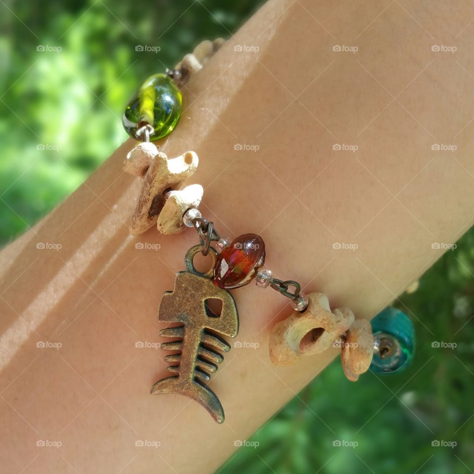 Handmade bracelet with fish. Glass beads, wood, wire...