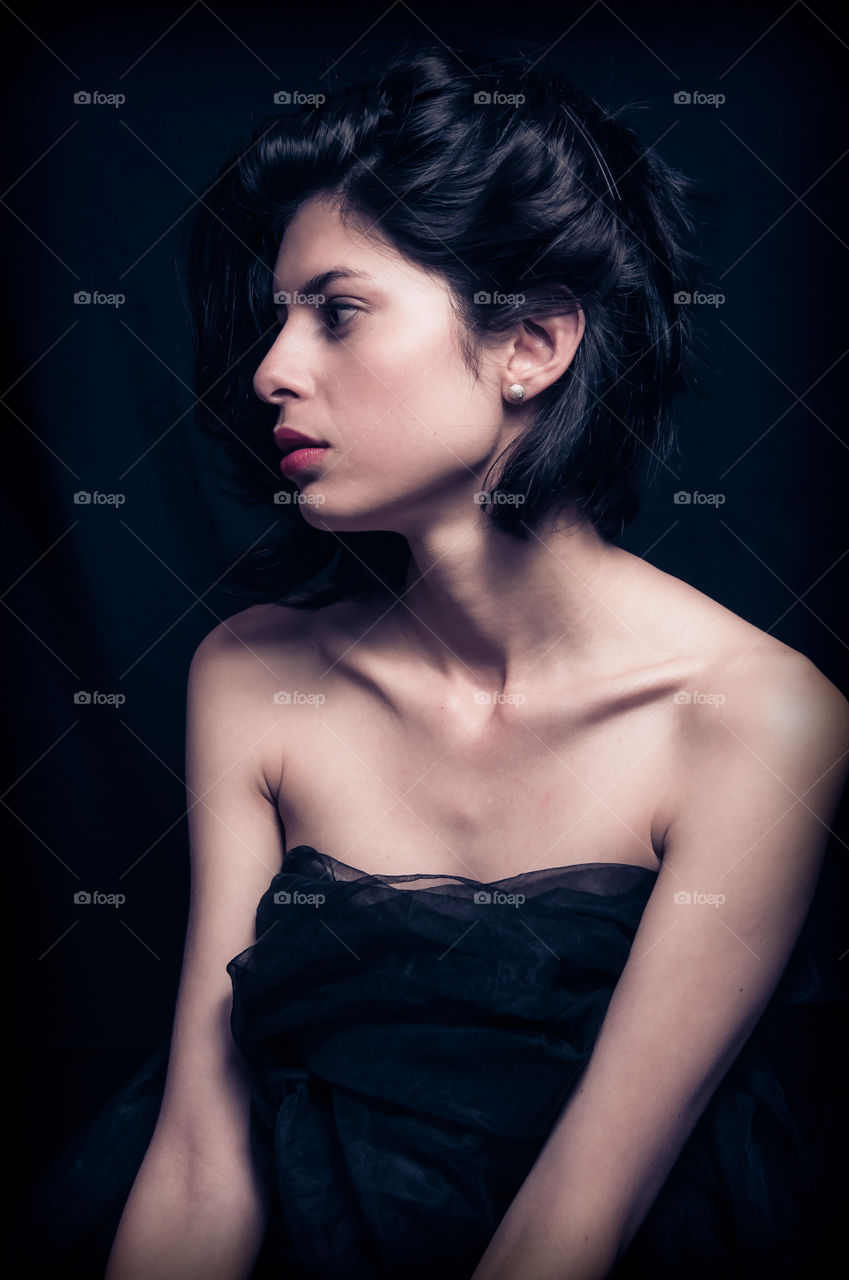 Retrato mujer clave baja fondo negro