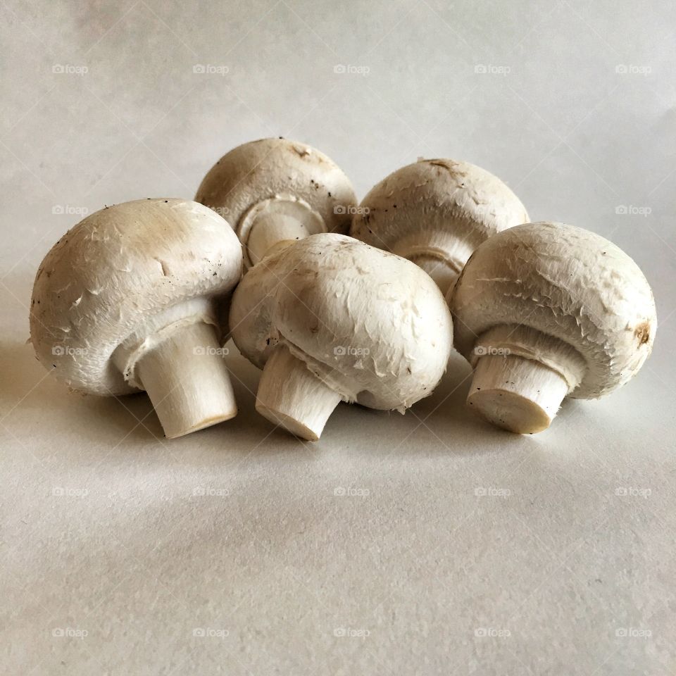White button mushrooms 