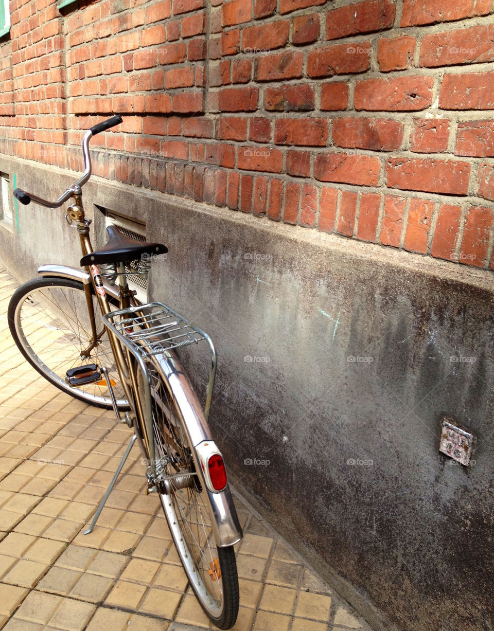 alone bike parking vägg by cabday