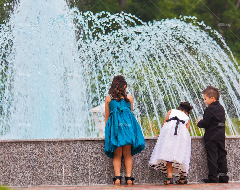 3 kids in the fountain