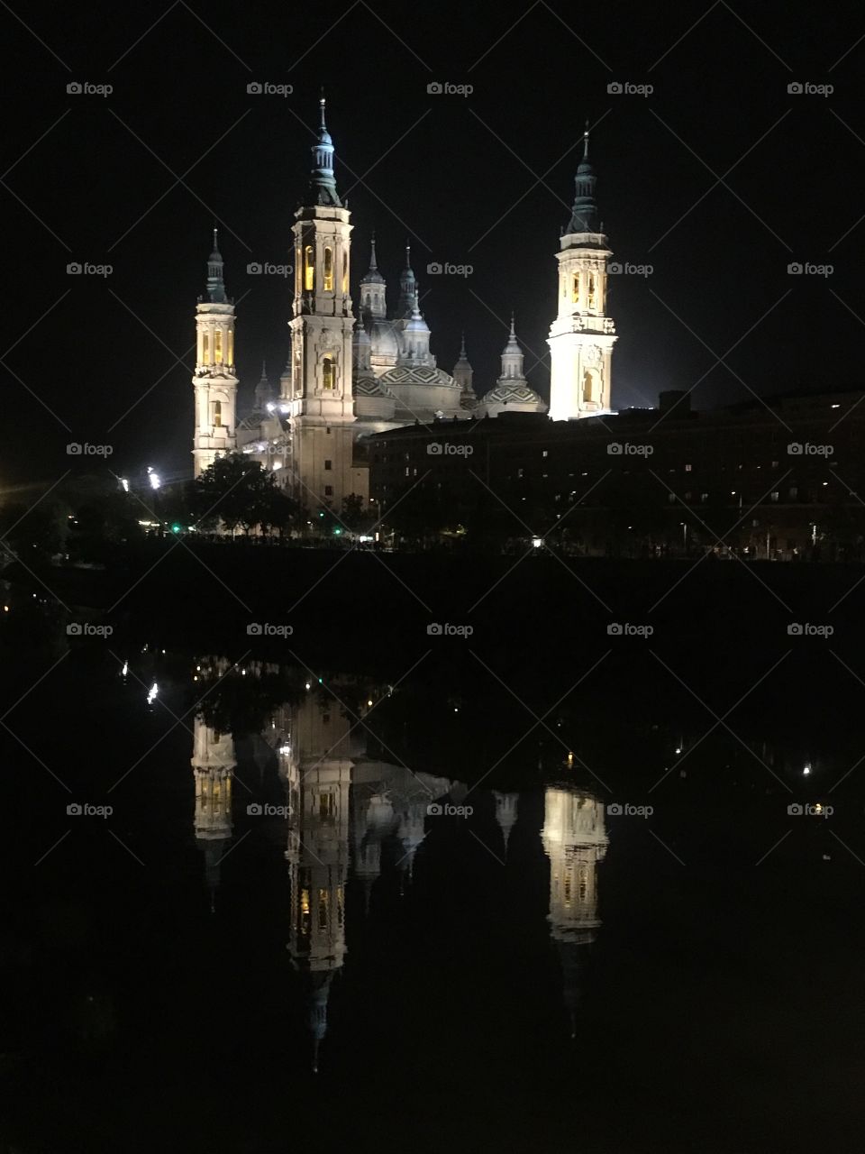 Río Ebro a su paso por la Basílica de la Virgen del Pilar (Zaragoza)