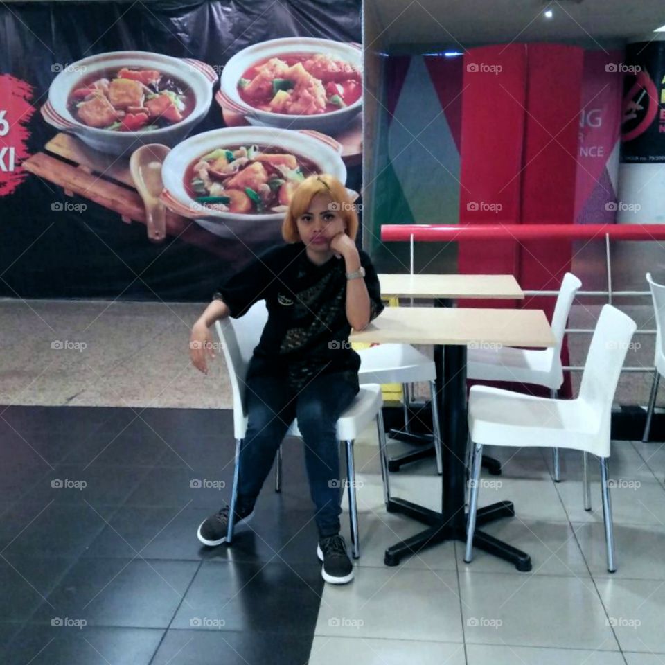 A girl waiting and get bored in a cafe...