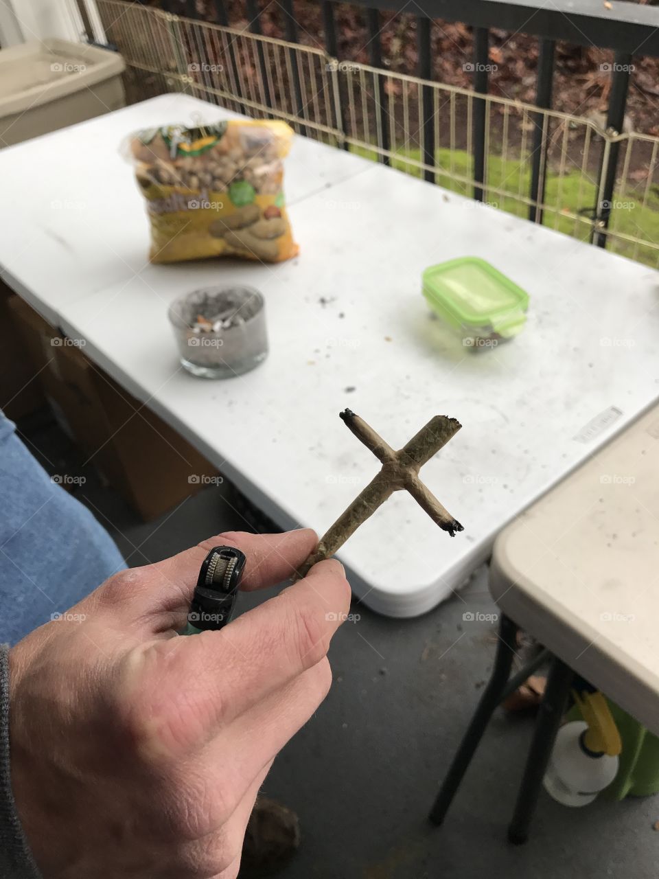 This is an actual crossjoint a very good friend of mine rolled, just like from that movie 'Pineapple Express' Very good bud...
