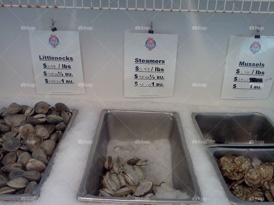 Littlenecks, steamers and mussels are for sale by the pound.