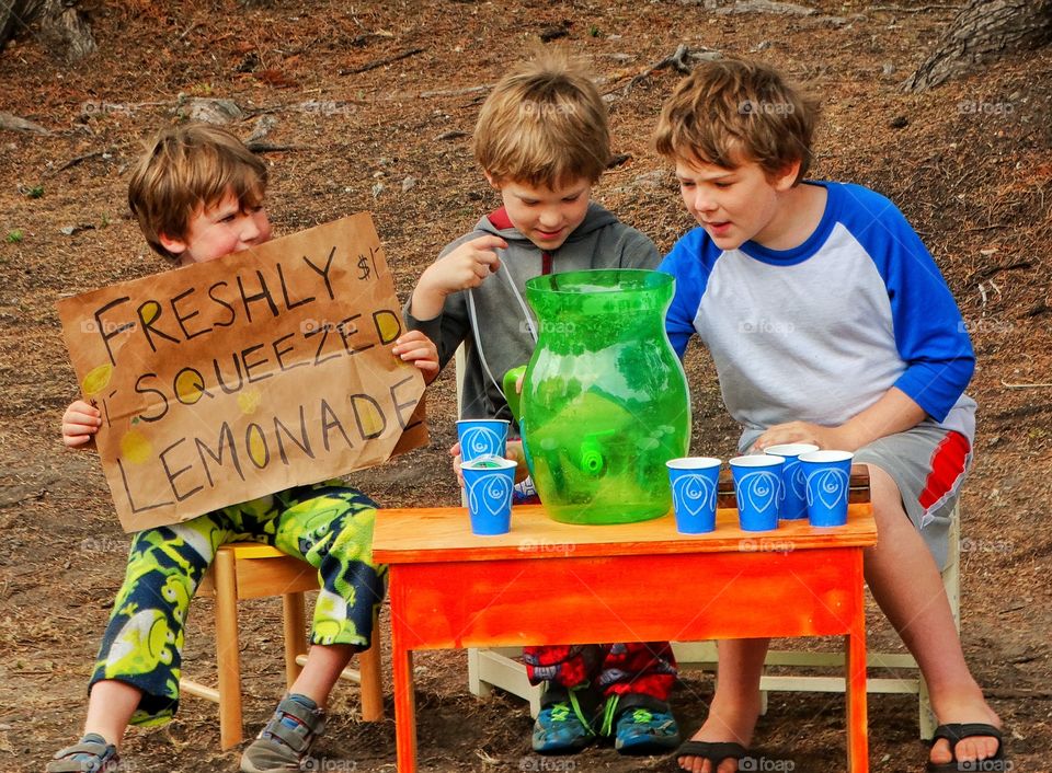 Children preparing lemon juice