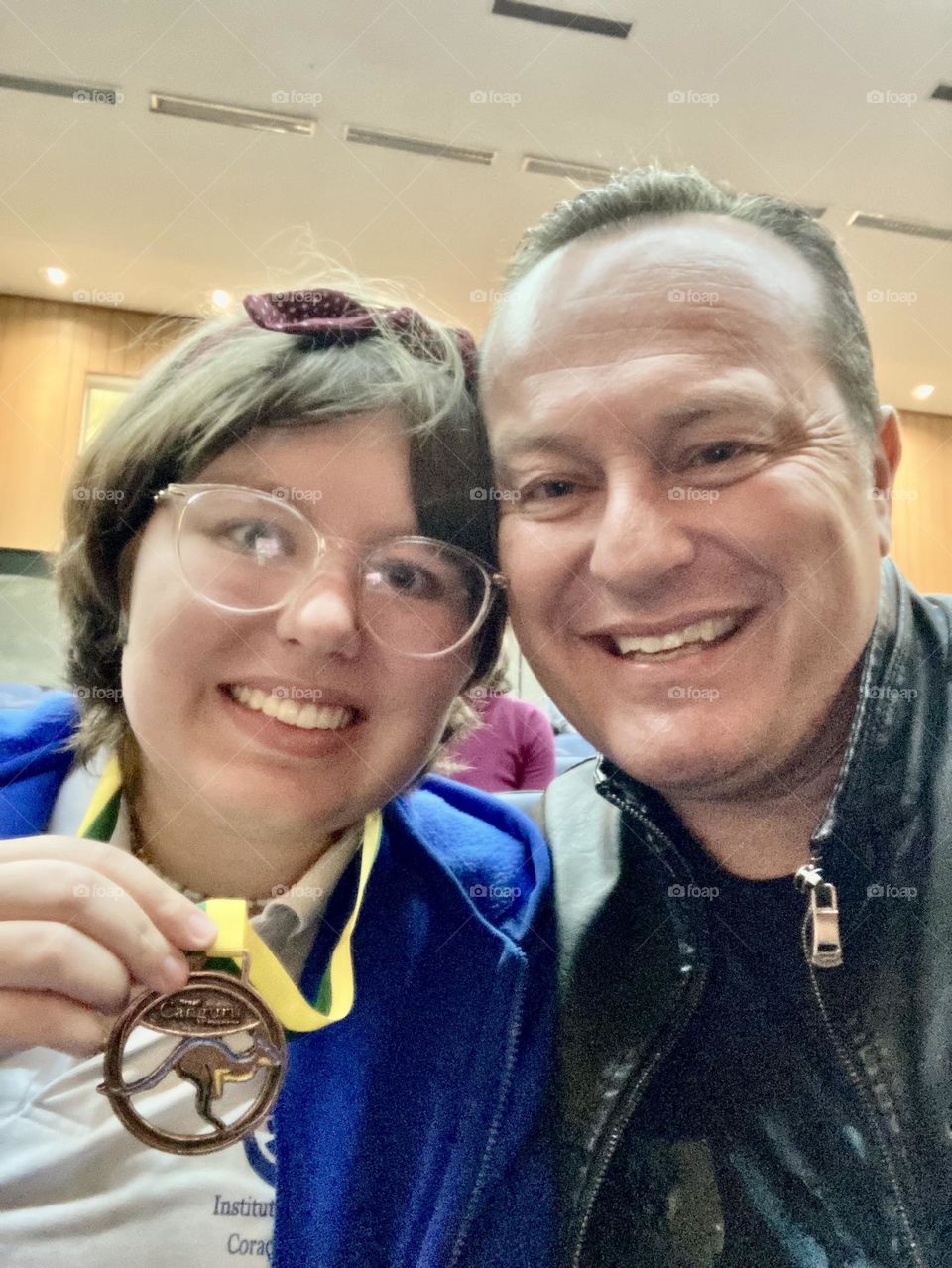 🇺🇸 My daughter Marina and her medal in the Mathematics Olympiad!  So proud of this beautiful girl... / 🇧🇷 Minha filha Marina e sua medalha na olimpíada de Matemática! Que orgulho dessa menina tão linda…