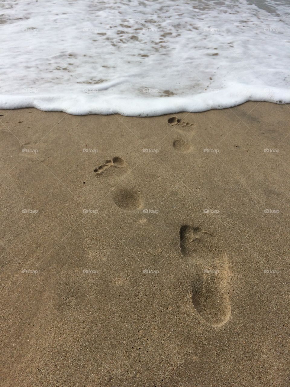 Pés na areia praia 