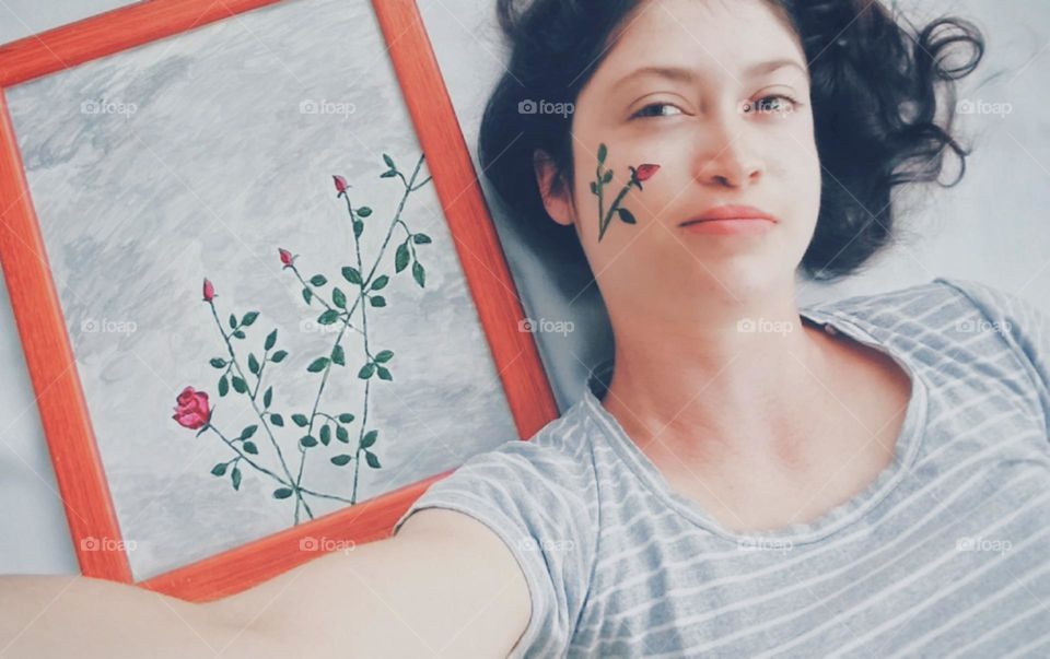 As rosas que começam na tela e terminam no rosto..