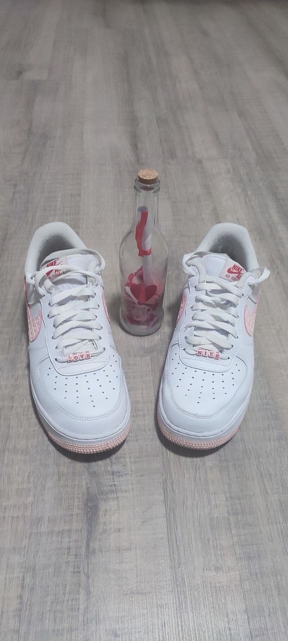 feet , shoes, sneakers, Nike , running , laces , soles .