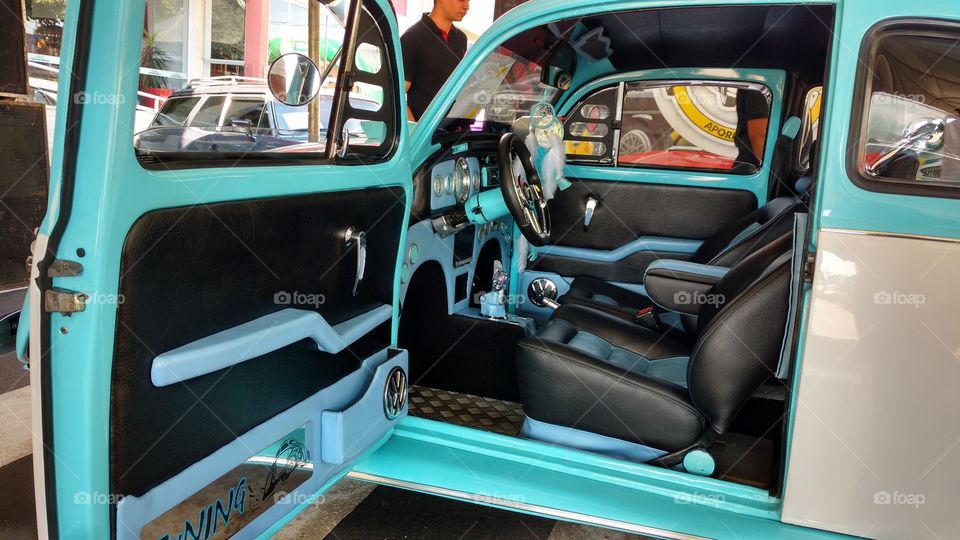 Interior personalizado de Fusca raríssimo azul claro e branco, tuning. Rodas de liga leve e motor potente.