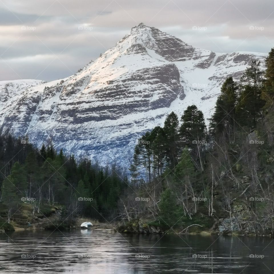 Winther is coming, ice on the lake and snow in the mountains .