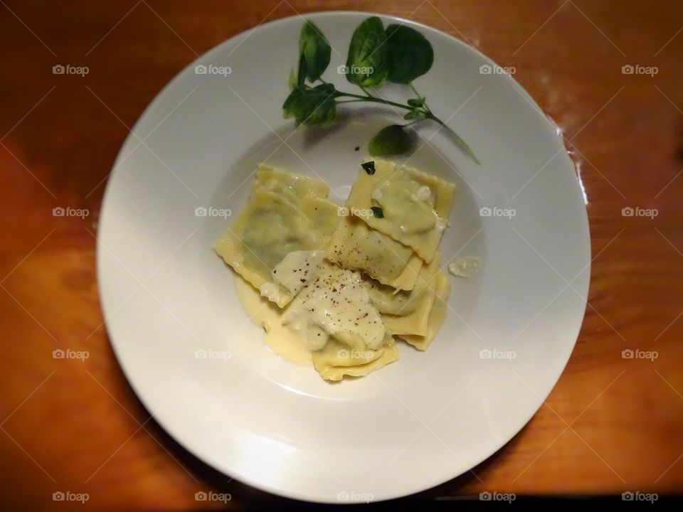 Ravioli with cheese sauce