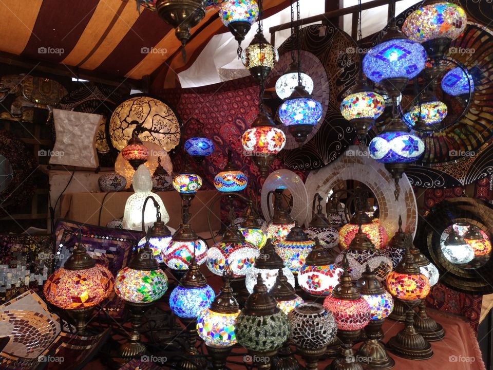 Lámparas de cristales de colores en un comercio
