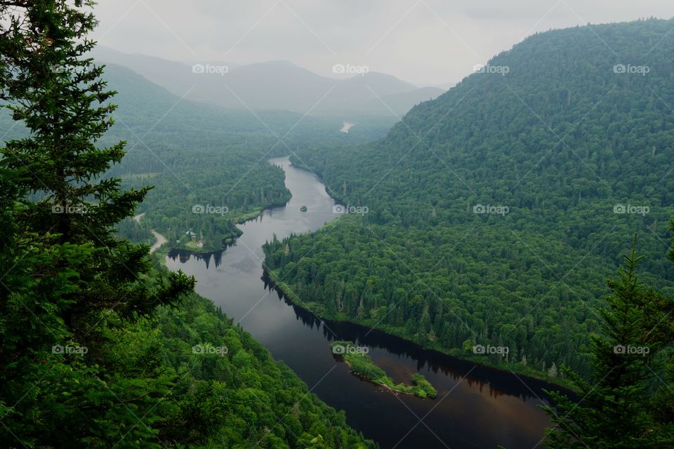 Vue en plongée sur la rivière de la Jacques-Cartier (Québec, Canada)