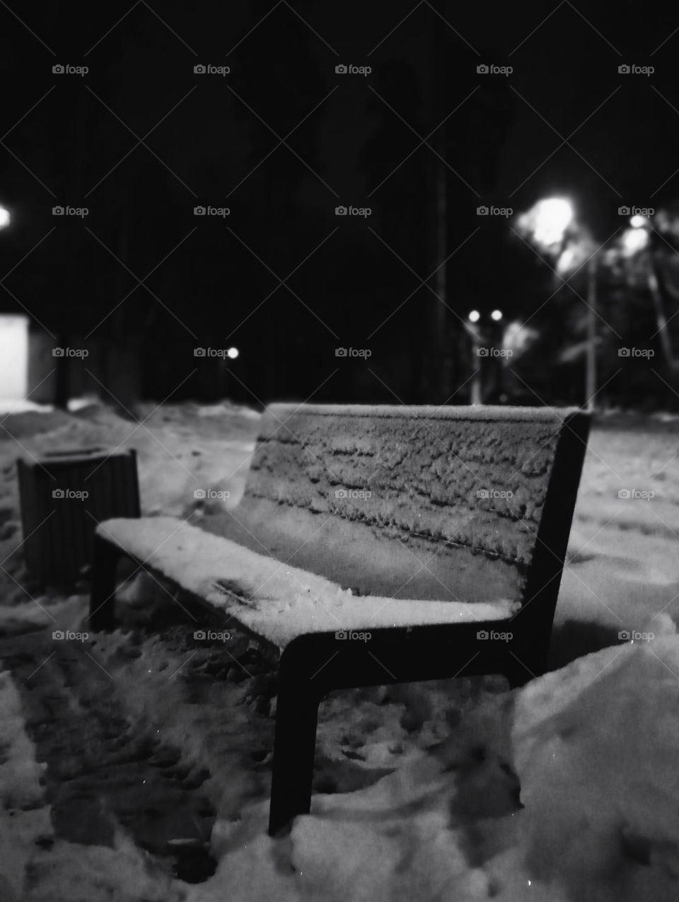 Скамья, занесённая снегом