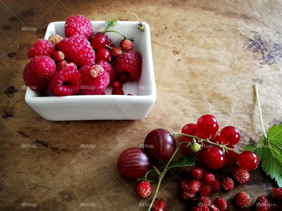 Juicy raspberries in bowl