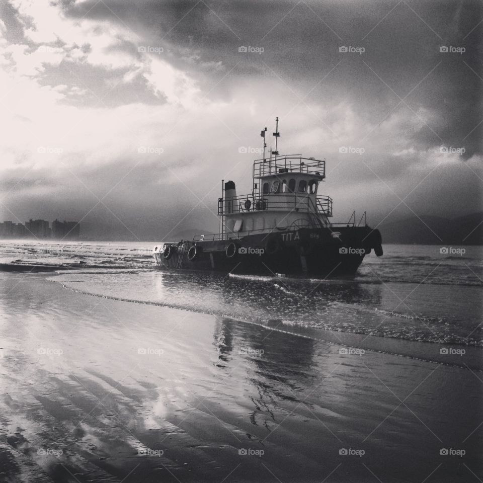 Um barco perdido na Praia. Embarcação de pescadores que à deriva aportou por aí?