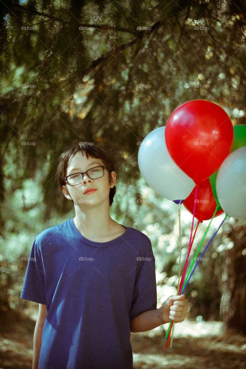 kid and balloons