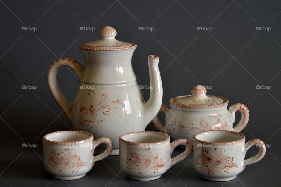 Floral pattern tea pot with cups