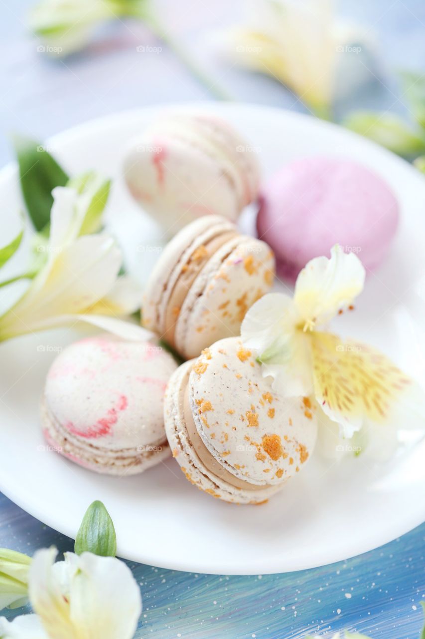 Delicious macaroons with flowers