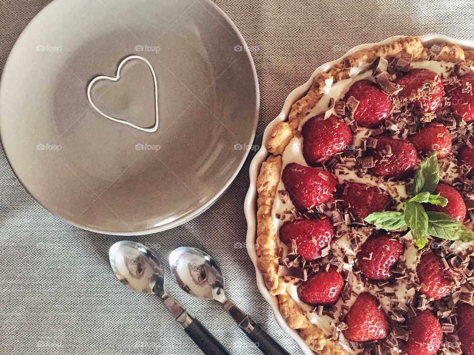 Delicious cake with strawberries