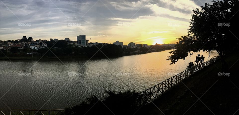 Maravilhoso #entardecer, com o #sol se pondo no #Lago do Taboão. 
Obrigado, dona #Natureza!
🌄
#fotografia #mobgrafia #paisagem #landscapes #passeio #pintura #cenáriodivino