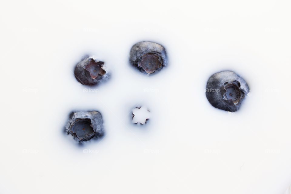 Blueberries in milk 