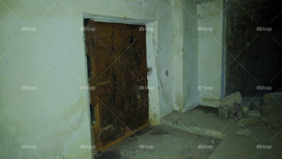 the door of a bunker. i try to open, but false)
