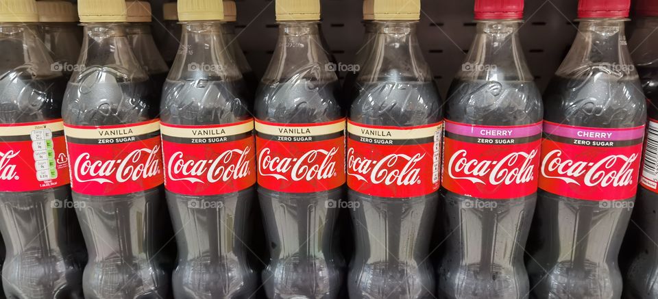 Coca cola en estantería