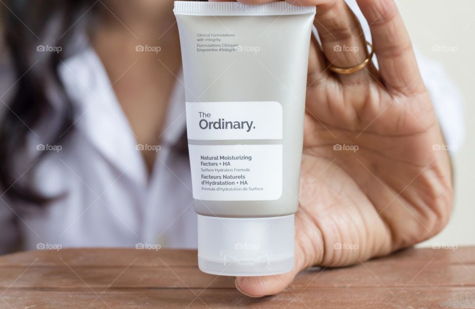 The ordinary moisturizing cream in hand.