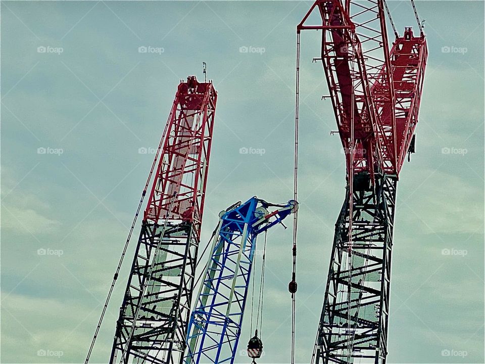 Familiar construction site cranes and other machinery are seen along the ride home from „Clinton Hill“, Bklyn towards „Newtown Creek“ by the „Pulaski Bridge“ on a hot hazy overcast summer afternoon in 2022. Hypnotic Productions