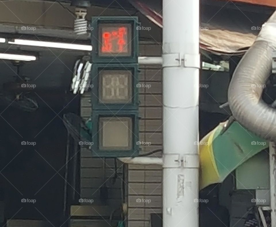 The Pingtung County Government has designed a new set of pedestrian signs - a proposal version of a red man. When the light is red, the man will kneel down to propose.